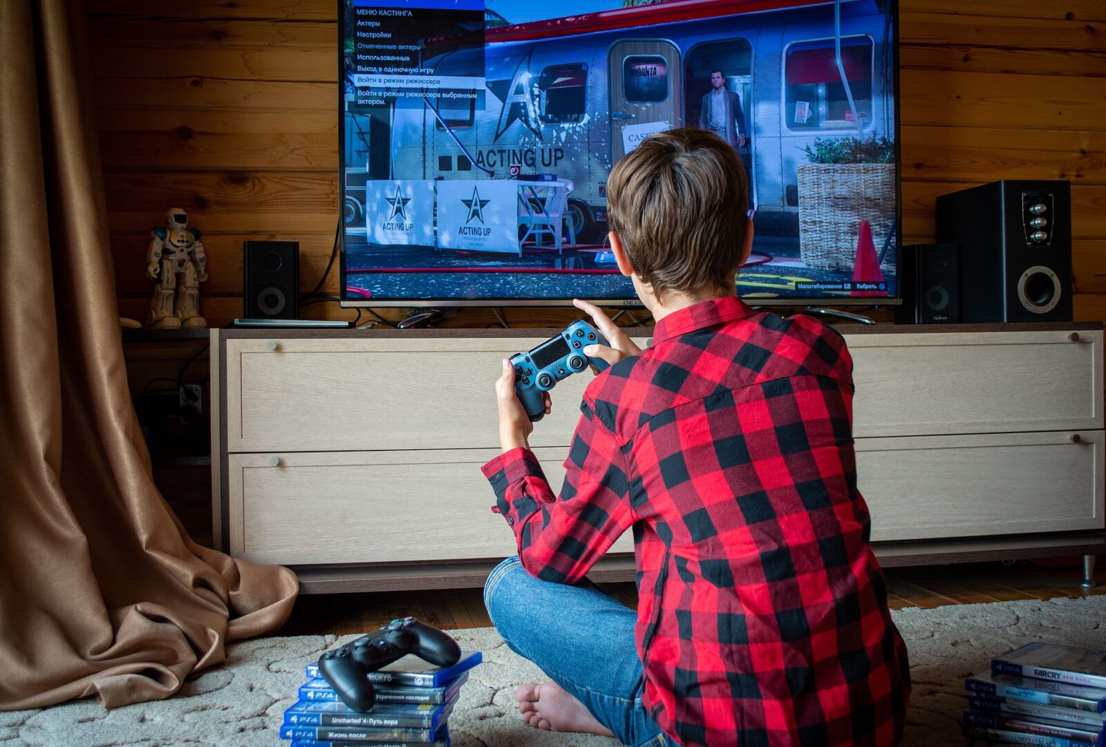 Tonåring spelar tv-spel